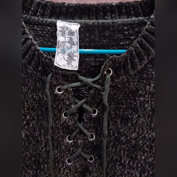 Sadie & Sage Velour Tie Front Sweater Size Medium Soft and Trendy - Picture 3 of 4